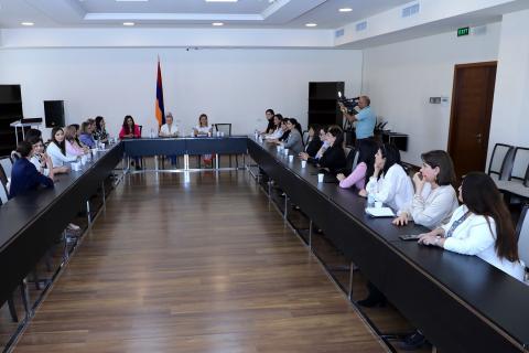 ԿԳՄՍ փոխնախարար Սվաջյանն ընդունել է նախադպրոցական ուսումնական հաստատությունների՝ տարակարգ ստացած մանկավարժներին