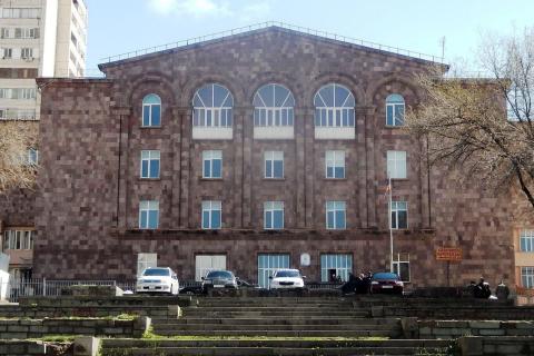 Одного из сотрудников школы имени Джона Киракосяна обвиняют в совершении аморальных действий в отношении несовершеннолетнего – СК РА
