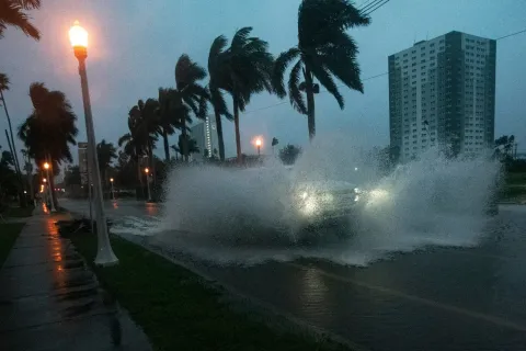 Ураган «Милтон» обрушился на берега Флориды: 2 погибших