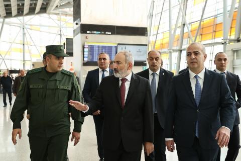 Prime Minister Pashinyan inspects border guards at Yerevan airport