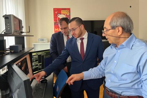 Armenian Minister of High-Tech Industry Mkhitar Hayrapetyan visits "Bazoomq" Space Research Laboratory