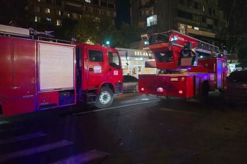 Спасатели потушили пожар в одном из недостроенных зданий на улице Тычины в Ереване
