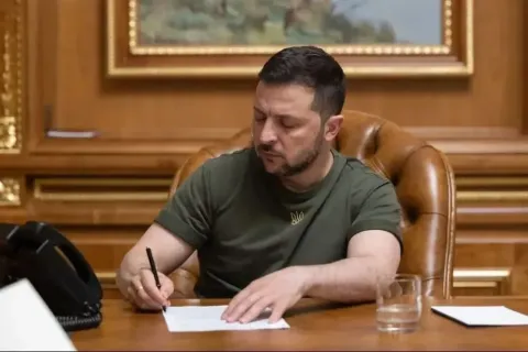 Зеленский подписал законы о продлении военного положения и мобилизации на Украине