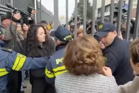 Жительницы Тбилиси протестуют перед зданием Центризбиркома