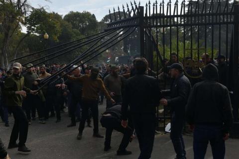 В Абхазии сторонники оппозиции демонтируют забор правительственного комплекса