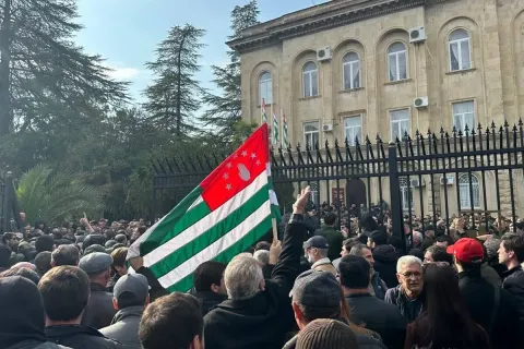 Протестующие в Абхазии вернули Минобороне заблокированную возле правительственного комплекса технику