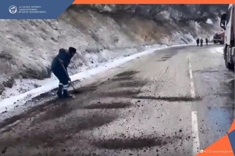 Спасатели очистили ото льда трассу Агвани-Татев, из затора выбрались 103 автомобиля