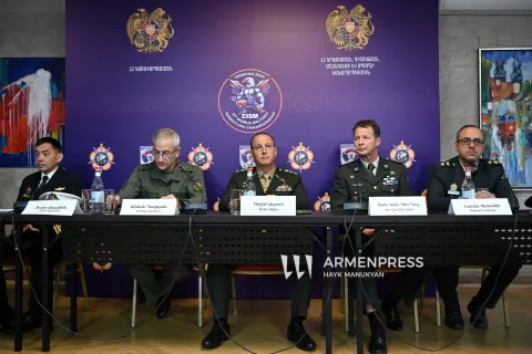 Почему сильнейшие борцы Армении не вошли в сборную для участия в 37-ом Армейском чемпионате мира по борьбе в Ереване? - пояснил представитель Министерства обороны