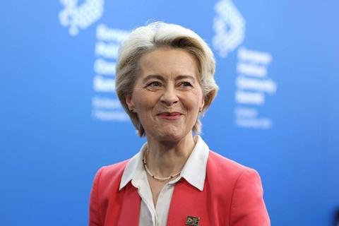 Урсула фон дер Ляйен спасла пассажира самолета