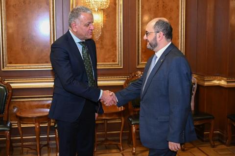 Le chef de cabinet du Premier ministre Pashinyan a rencontré l'ambassadeur de l'UE Vassilis Maragos