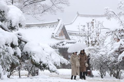 South Korea's Seoul hit by record November snowfall