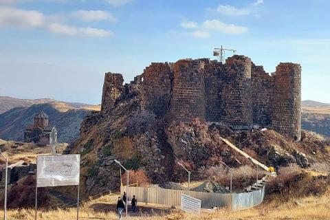 Parpi'nin Tsiranavor Kilisesi ve Amberd Kalesi'nin onarım ve restorasyon çalışmaları devam ediyor