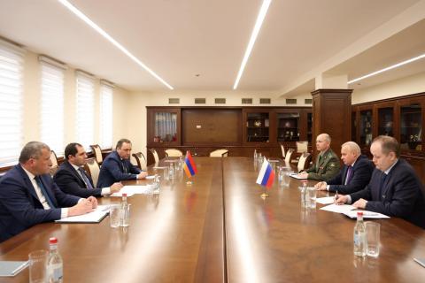 Le ministre de la défense Papikyan a reçu l'ambassadeur de Russie en Arménie et l'attaché de défense nouvellement nommé