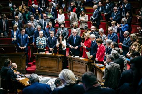 Le président français Macron cherche un nouveau Premier ministre après la défaite de la motion de censure