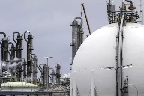 Словакия подтвердила желание и дальше получать нефть и газ из России
