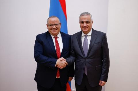 Viceprimer ministro de Armenia y embajador de Argelia discutieron sobre la cooperación entre sus países