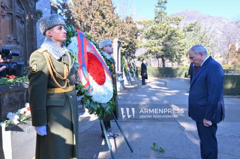 Le Premier ministre et son épouse se sont rendus à Vanadzor, Spitak et Gyumri à l'occasion du 36e anniversaire du tremblement de terre