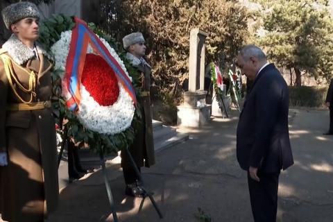 Primer ministro rindió homenaje a las víctimas del terremoto de 1988 en Vanadzor junto a su esposa.