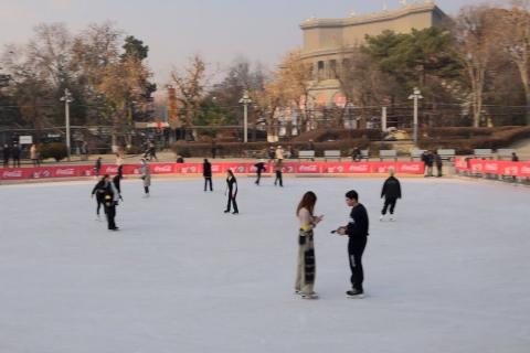 پیست اسکی روی یخ در دریاچه قو، واقع در شهر ایروان، آماده پذیرایی از بازدیدکنندگان است.