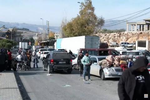 Çok sayıda Suriyeli ülkeyi terk ediyor, Lübnan sınırında kalabalık var