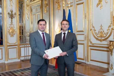 Arman Khachatryan hands over credentials to French President