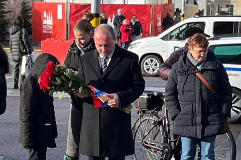 Ermenistan'ın Almanya Büyükelçisi, Magdeburg Noel Fuarı'ndaki kurbanlara saygı duruşunda bulundu