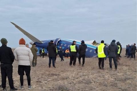 Avión azerbaiyano se estrella en Kazajistán con 72 personas a bordo