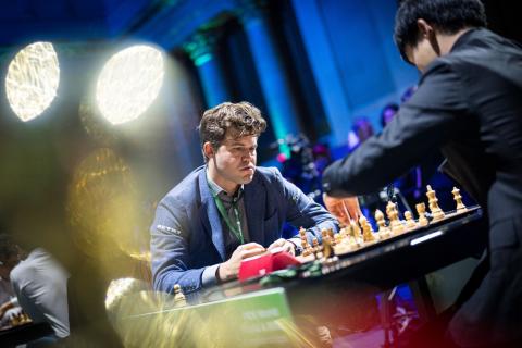 FIDE disqualifies Magnus Carlsen for dress-code violation