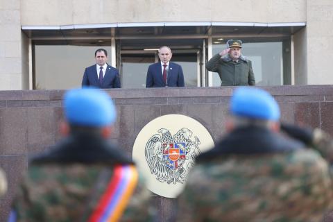 Pashinyan visits Defense Ministry on Army Day