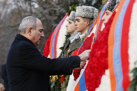 President Khachaturyan, Prime Minister Pashinyan visit Yerablur cemetery on Army Day