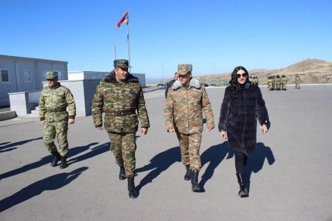 Defensora de Derechos Humanos de Armenia visitó unidades militares y posiciones de combate