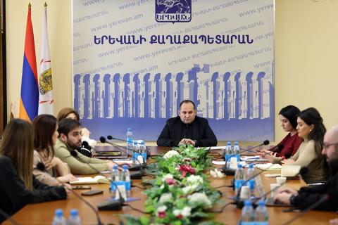 Երևանի քաղաքապետարանում անցկացված հանրային բաց լսմանը մասնակցել են քաղաքի խնդիրներով հետաքրքրված քաղաքացիներ