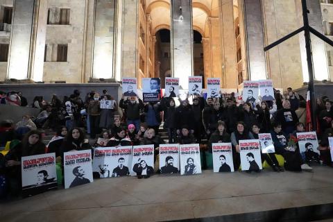 Протестующие в Тбилиси провели ночь возле здания парламента