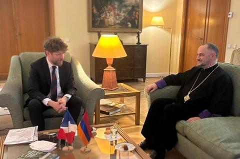 Օլիվիե Դըկոտինյին հանդիպում է ունեցել Ֆրանսիայի թեմի առաջնորդ Հոգեշնորհ Տ. Գրիգոր վարդապետ Խաչատրյանի հետ