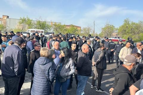 Քասախի բնակիչները բողոքի ակցիա են իրականացնում՝ պահանջելով պահպանել իրենց գյուղը Երևանի հետ կապող թիվ 59 երթուղին