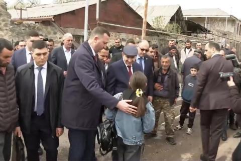 Премьер-министр Пашинян совершил незапланированную остановку в селе Хот