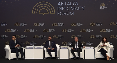 Panel discussion on regional cooperation challenges kicks off with participation of Armenian, Georgian and Azerbaijani FMs