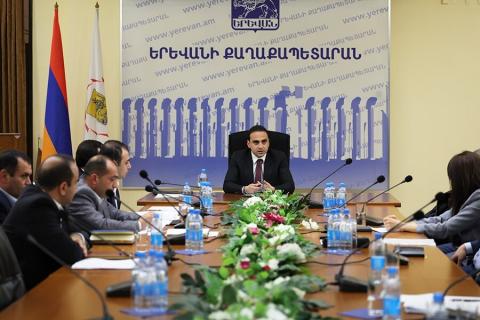 Երևանի քաղաքապետը հանդիպել է Անաստաս Միկոյան 64 շենքի բնակիչների և սնանկ ճանաչված կառուցապատող ընկերության ներկայացուցիչների հետ