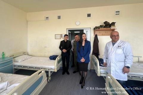 Մարդու իրավունքների պաշտպանն այցելել է ՊՆ կենտրոնական կլինիկական զինվորական հոսպիտալ