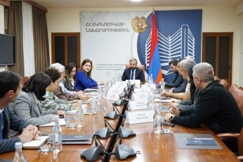 Գևորգ Պապոյանը գործարար համայնքի ներկայացուցիչների հետ քննարկել է ոլորտում առկա խնդիրները