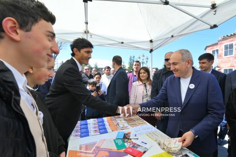 Վարչապետ Նիկոլ Փաշինյանն Ապարանում մասնակցել է քաղաքացու օրվան նվիրված միջոցառումներին