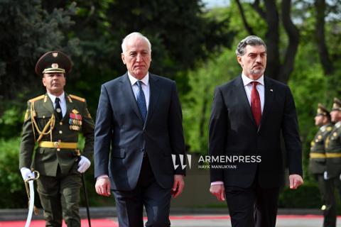 საქართველოს პრეზიდენტის დახვედრის ოფიციალური ცერემონია სომხეთის რესპუბლიკის პრეზიდენტის სასახლეში გაიმართა