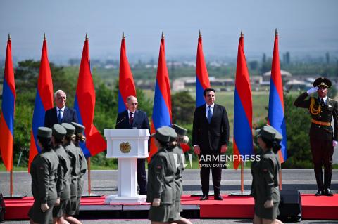 Հանրապետության տոնի առթիվ ՀՀ բարձրագույն ղեկավարությունն այցելել է Սարդարապատի հուշահամալիր