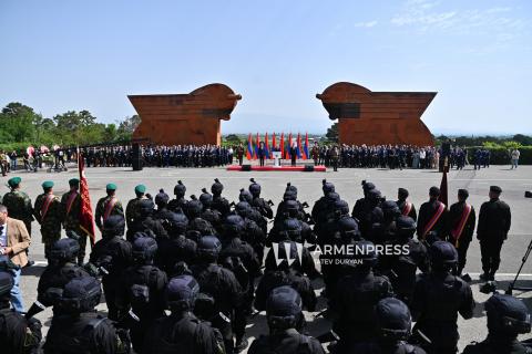 Top officials visit Sardarapat Memorial on Republic Day