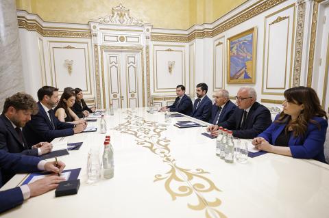 Armenian PM, French delegation discuss ties