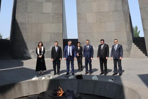 Սանկտ Պետերբուրգի փոխնահանգապետը Հայոց ցեղասպանության հուշահամալիրում հարգանքի տուրք է մատուցել զոհերի հիշատակին
