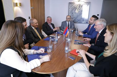 Pashinyan holds meeting with Chairman of GLOBSEC Board of Directors