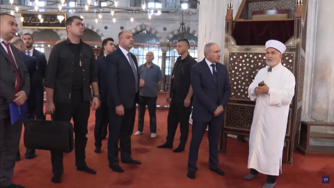 رئيس الوزراء الأرمني نيكول باشينيان يزور المسجد الأزرق في إسطنبول ضمن زيارته لتركيا