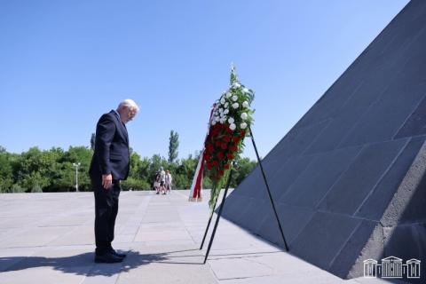Polish legislators visit Armenian Genocide memorial in Yerevan