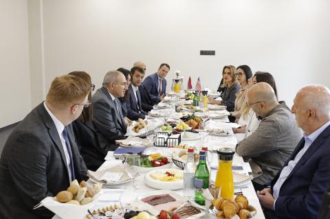 Primer ministro de Armenia discutió sobre promoción de inversiones con la Cámara de Comercio de Estados Unidos